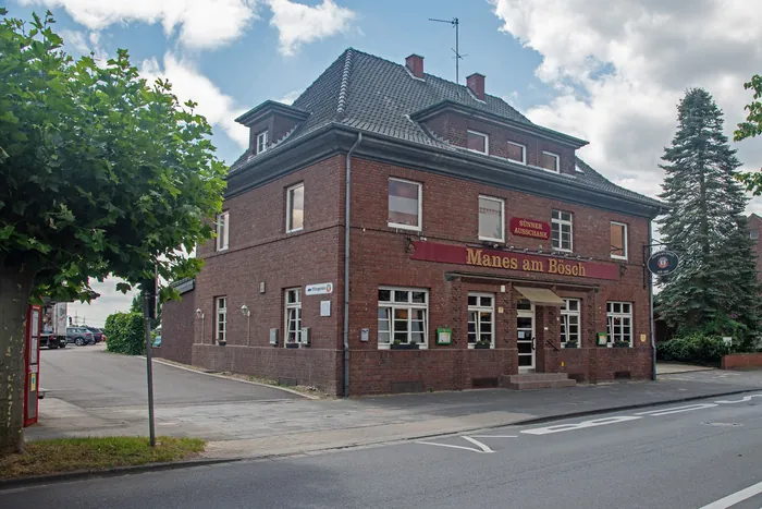 Backsteingebäude Manes am Bösch an der Straßenecke, klassische Ansicht