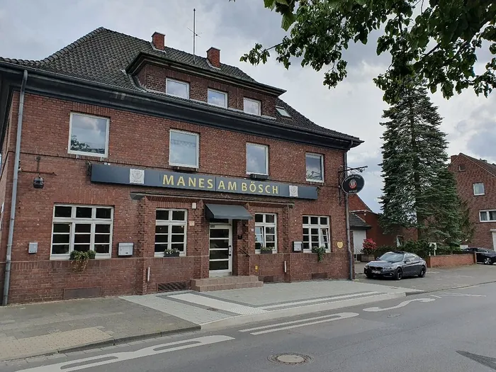 Vorderfront des Manes am Bösch mit Schriftzug und rundem Wirtshausschild