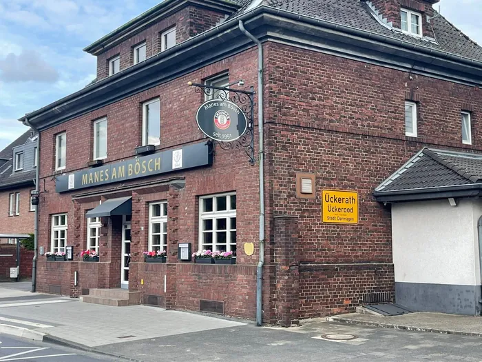 Eckansicht des Manes am Bösch mit Ortsschild Ückerath, Stadt Dormagen