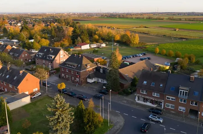 Modernes Luftbild des Manes am Bösch und der Umgebung im Abendlicht